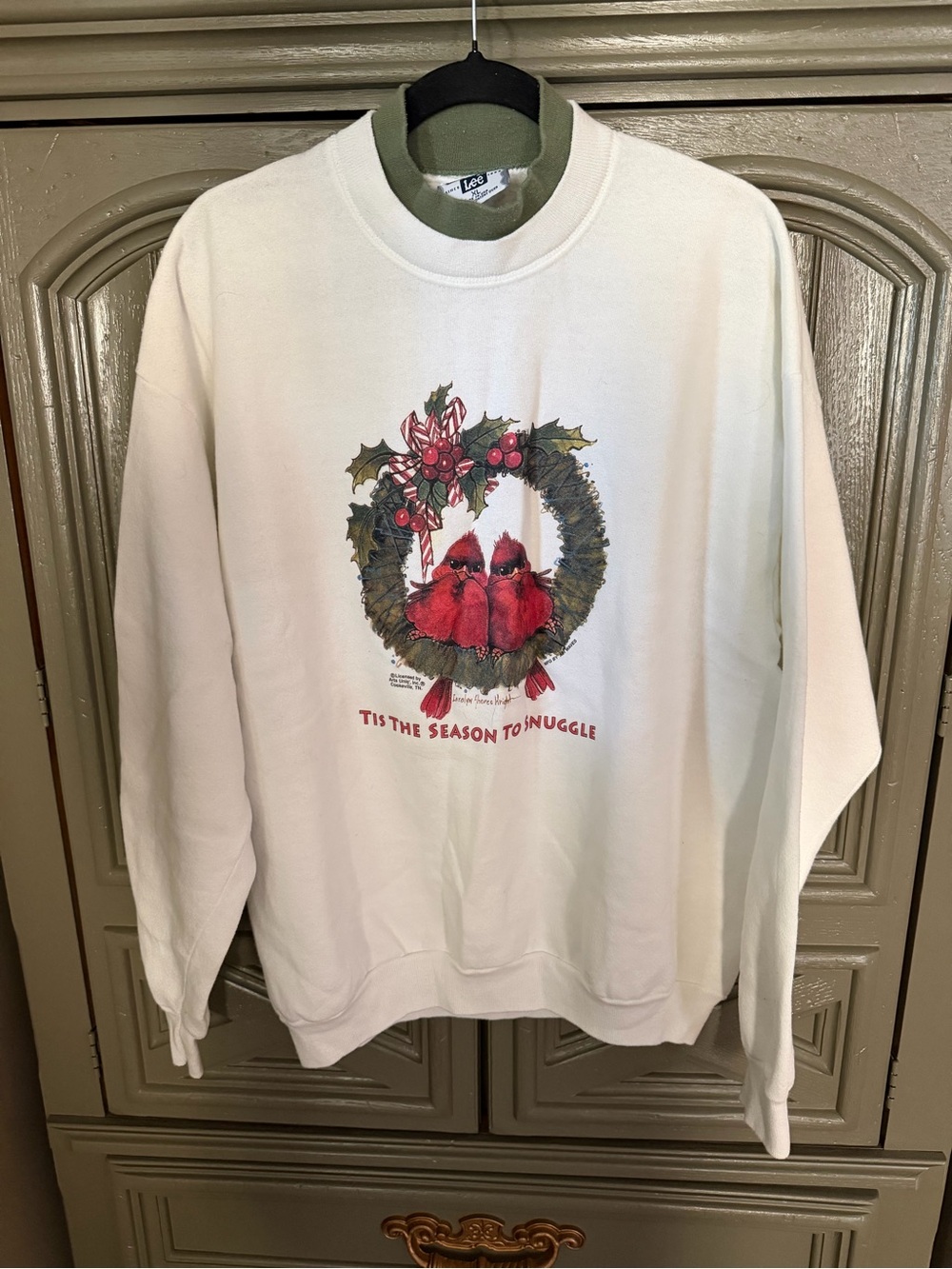 Lee Cream Crewneck Sweatshirt with Red Cardinal Wreath Graphic